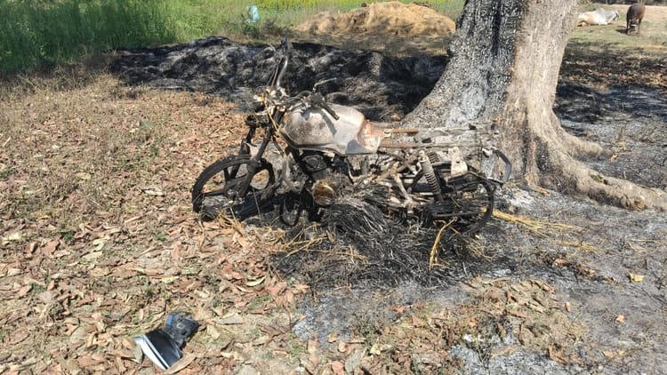 धार्मिक स्थल में दरिंदगी: दुपट्टे से हाथ-पैर बांध की हैवानियत, गुस्साए लोगों ने आरोपी की फूंकी बाइक; तनाव