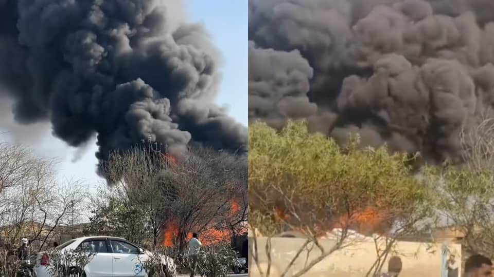 फैक्टरी में लगी आग के बाद निकलता काला धुआं।