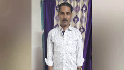 A contract worker of the Electricity Corporation died after falling from an electric pole in Gorakhpur.