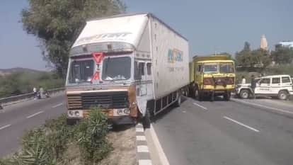 Police escort vehicle hit by trailer in Bundi four jawans injured condition of three critical