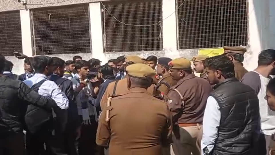 कालेज गेट पर हंगामा करते छात्र