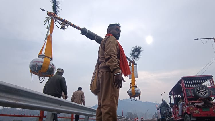 Haridwar: ट्रैक्टर-ट्रॉलियों में सवार कांवड़ यात्री चंडी पुल से जाने की जिद पर अड़े, पुलिस कर्मियों से झड़प