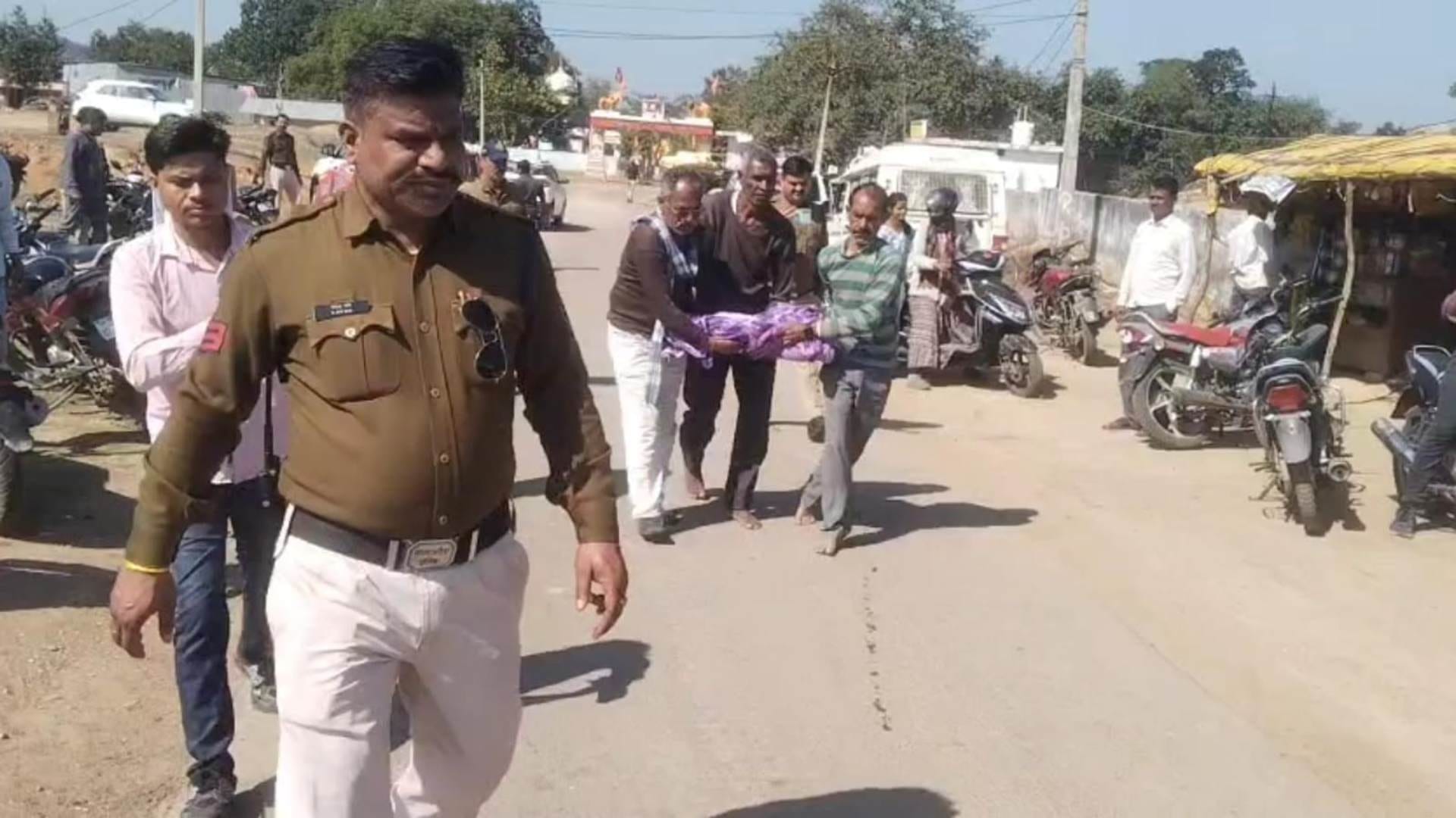 खंडित प्रतिमा की संभाल करती पुलिस।