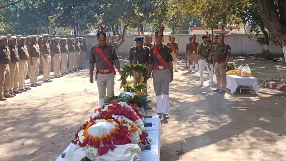Banda: Sub-inspector posted at Police Lines collapses and dies