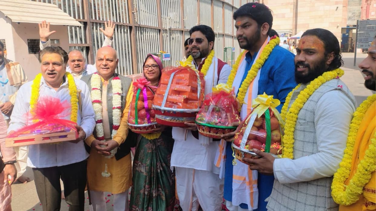 Devotees who arrived at Kashi Vishwanath Dham with auspicious offerings from Mathura received a grand welcome