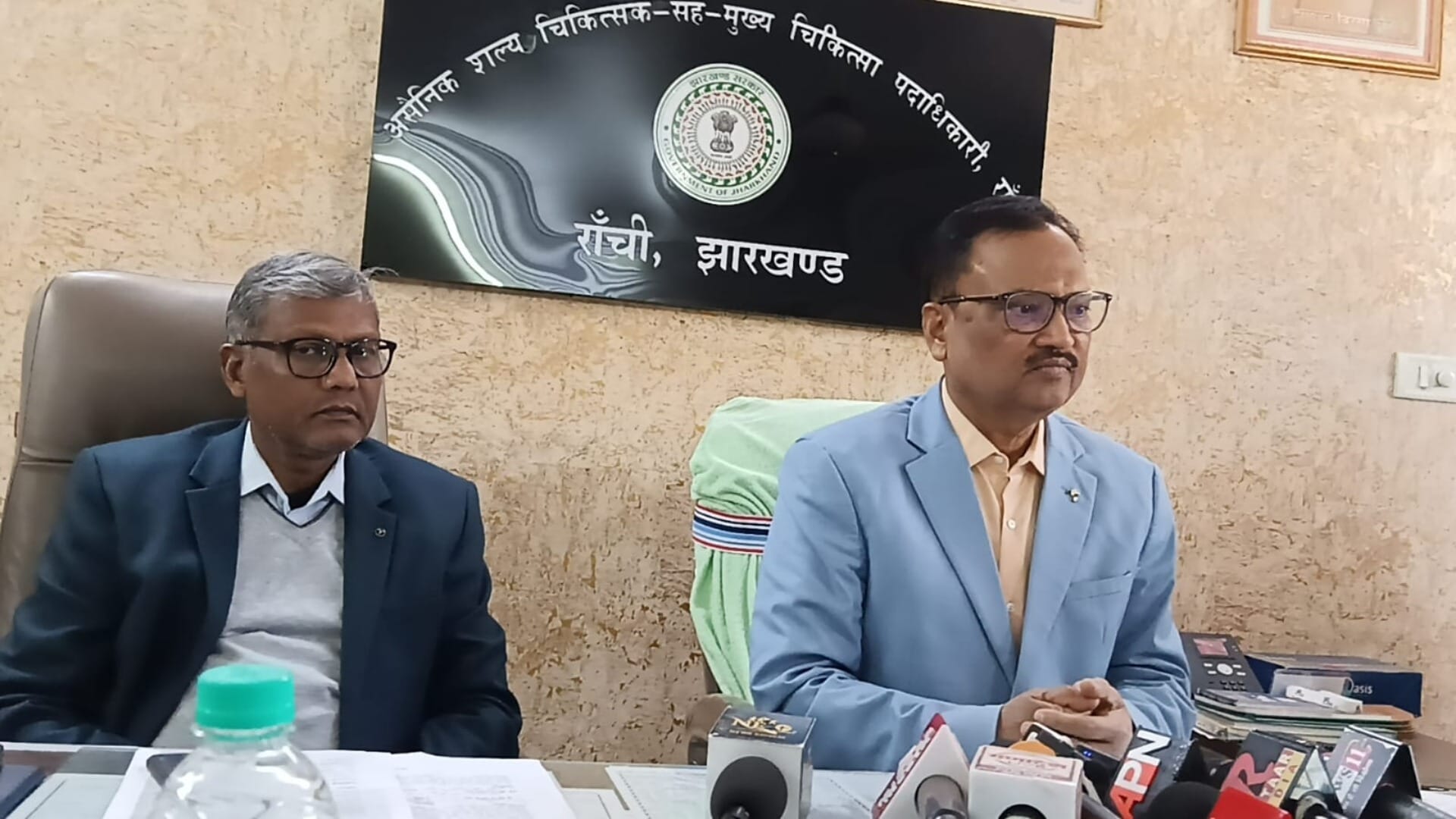 जानकारी साझा करते सिविल सर्जन