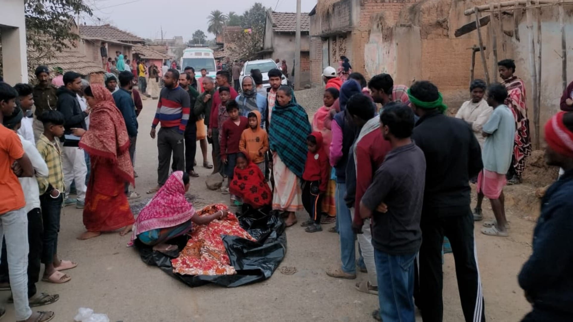 परिजनों और ग्रामीणों ने सड़क जाम कर किया प्रदर्शन