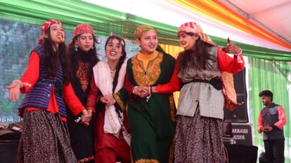 स्नो फेस्टिवल में सांस्कृतिक कार्यक्रम प्रस्तुत करतीं युवतियां।