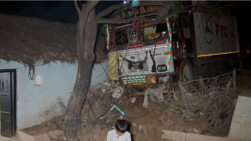 Hamirpur: An out-of-control truck crashed into a shop on the roadside, shopkeeper died