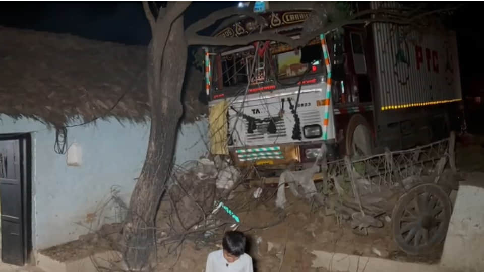 दुकान में घुसा ट्रक