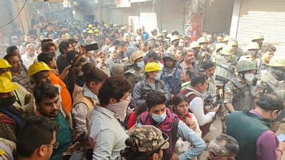 UP Big News: SP MLAs sit at the assembly gate, Mayawati dissatisfied with the Governor's address; friend given