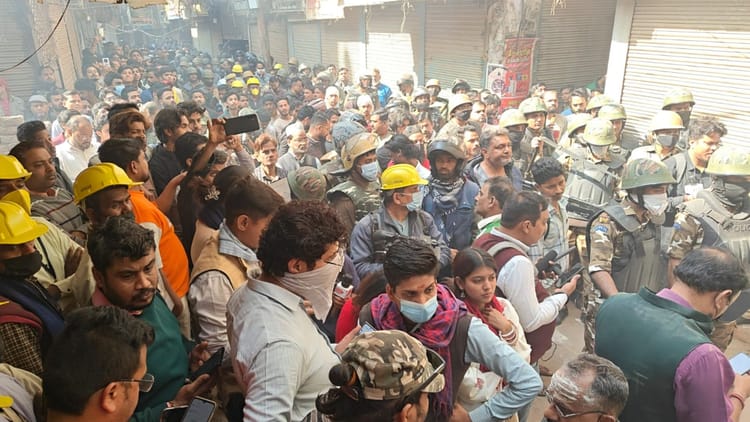 दालमंडी में ध्वस्तीकरण: कार्रवाई के बीच पेट्रोल फेंककर दुकान में लगाई आग, अफरातफरी का माहौल; भारी फोर्स मौजूद