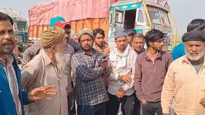 Bijnor: Trucks loaded with fruits and vegetables going towards Meerut were stopped, drivers protested