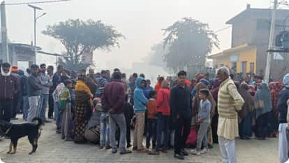Student death case Family members block road in Shahjahanpur with the dead body