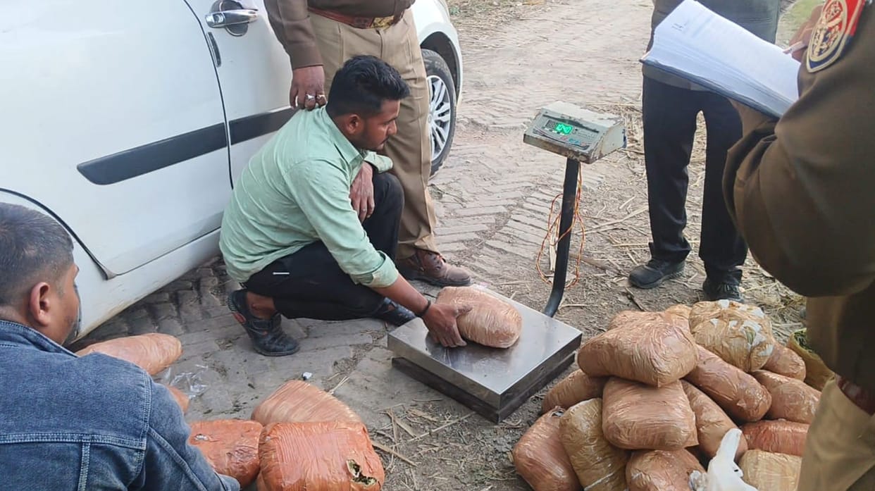 Ambedkar Nagar: Encounter with marijuana smugglers in broad daylight, rapid firing creates panic