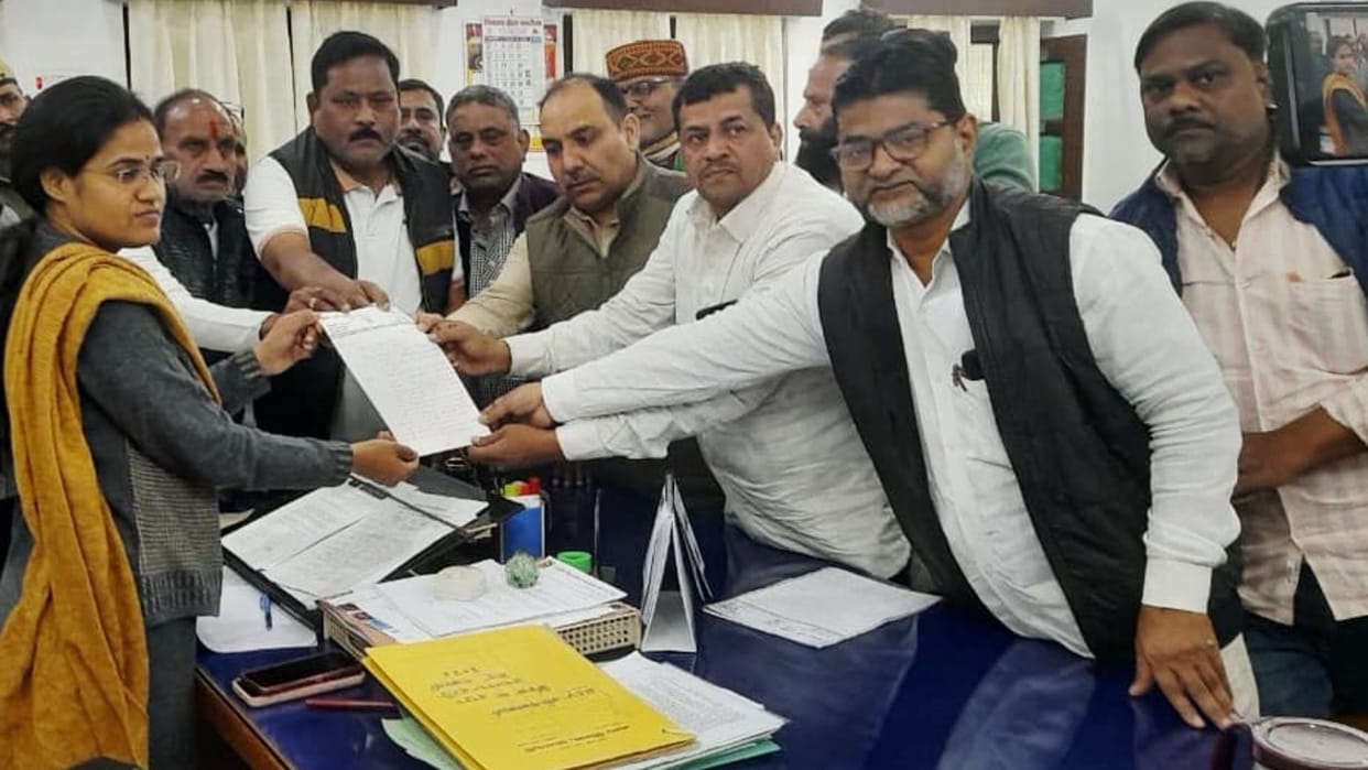 Congress leaders met the Additional Municipal Commissioner regarding the poor condition of Kashi