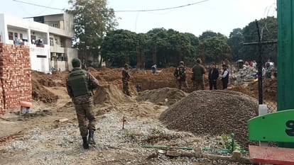 अवैध निर्माण रुकवाने पहुंचे सेना के जवान।