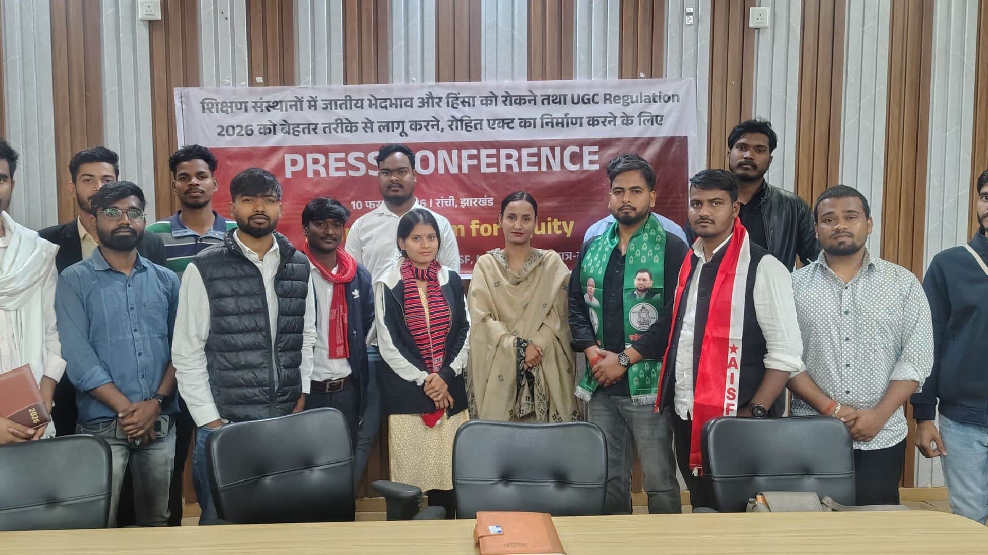 बैठक में शामिल छात्र