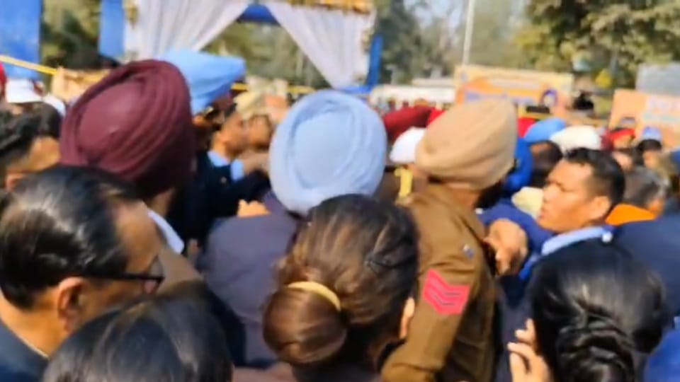 Governor Gulabchand Kataria and Radha Soami chief security personnel clashed in Ferozepur see video