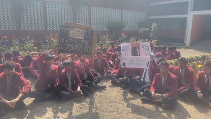 In Gorakhpur, Navodaya students leveled serious allegations against principal and staged a sit-in protest.
