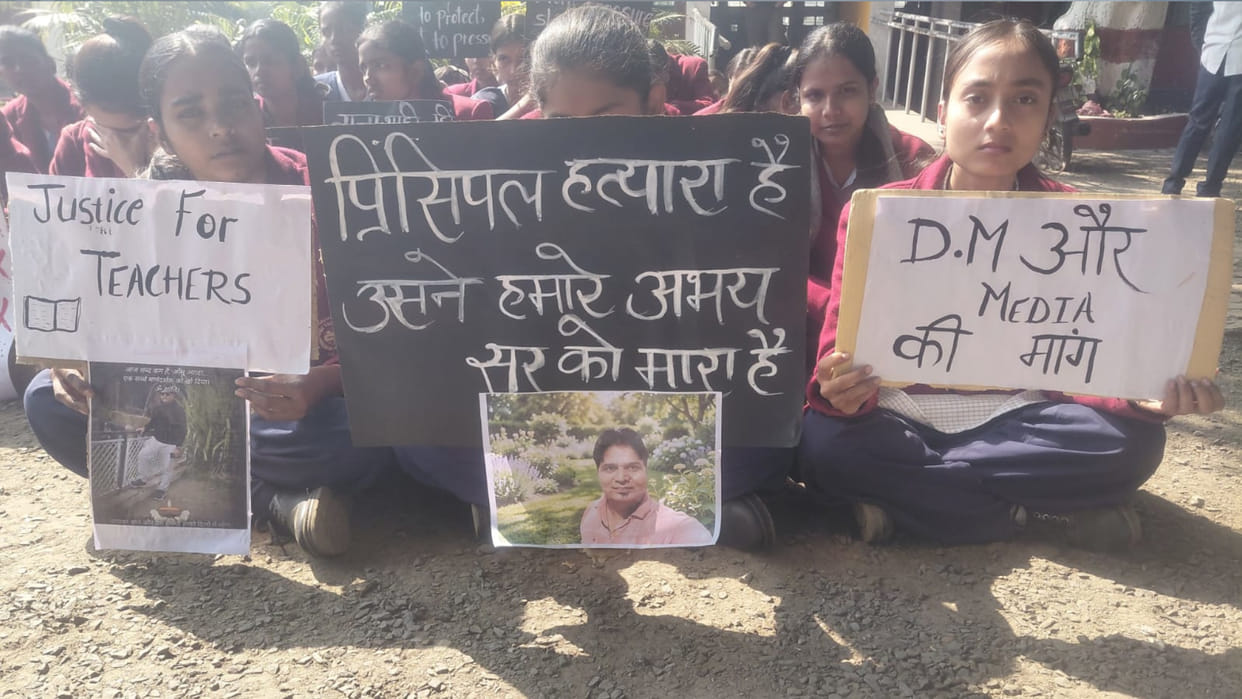 In Gorakhpur, Navodaya students leveled serious allegations against principal and staged a sit-in protest.