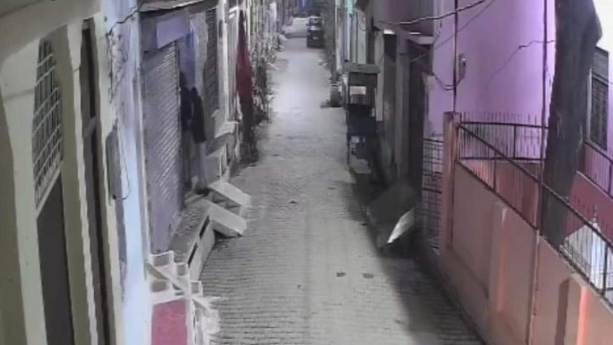 Jhansi: Thieves broke into a bullion trader's house and stole jewellery worth Rs 7 lakh, captured on CCTV foot