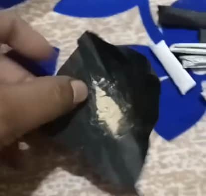 घर पर पति बनाता था गांजे की पुडि़या।