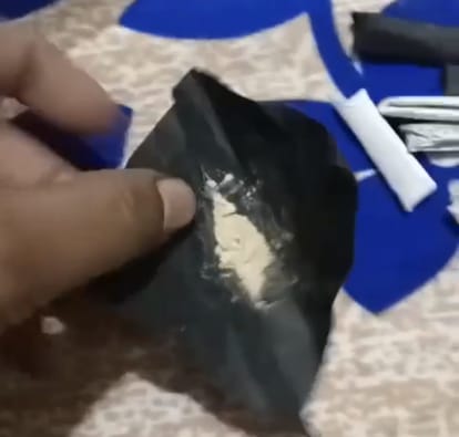 घर पर पति बनाता था गांजे की पुडि़या।