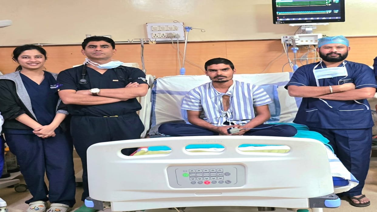 Raipur Medical College's major achievement, saving young man's hand by joining main artery cut with knife