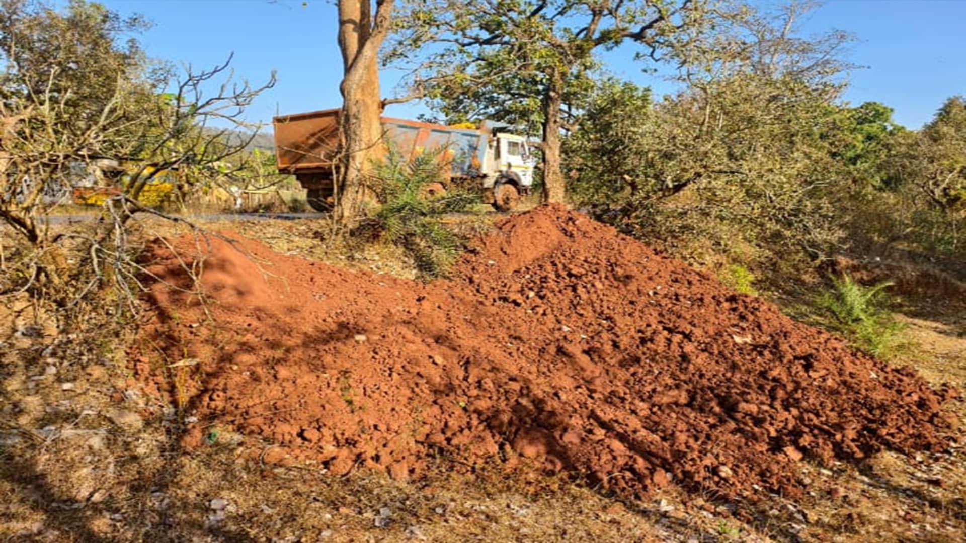 बिना अनुमति खुले में डंप हो रहा औद्योगिक कचरा