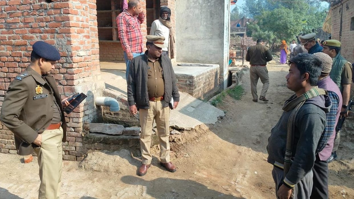 Hardoi Five masked men looted family after taking them hostage fled with eight tolas of gold and cash