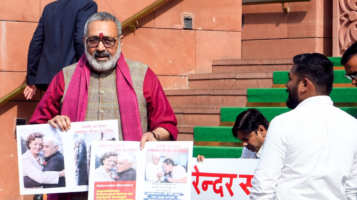 Union Minister Giriraj Singh says Nehru mortgaged Kashmir, surrendered to British