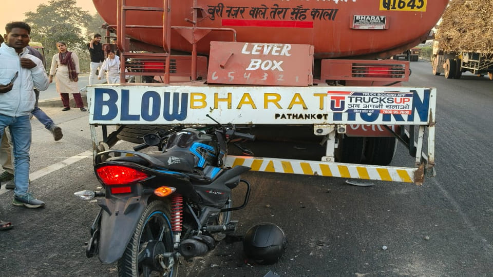 Etawah: young man riding a motorcycle died after his bike collided with a stationary tanker