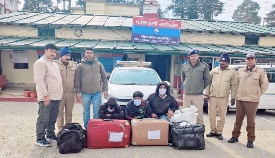 Three smugglers carrying marijuana in tolly bags arrested, 66.288 kg of drugs recovered; vehicle seized