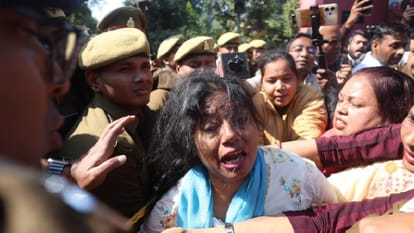 UP: Pallavi Patel clashes with police in Lucknow; police barricade her and she sits on the road in anger; phot