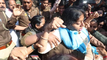 UP: Pallavi Patel clashes with police in Lucknow; police barricade her and she sits on the road in anger; phot