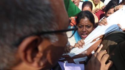UP: Pallavi Patel clashes with police in Lucknow; police barricade her and she sits on the road in anger; phot