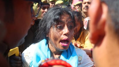 UP: Pallavi Patel clashes with police in Lucknow; police barricade her and she sits on the road in anger; phot