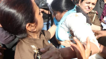 UP: Pallavi Patel clashes with police in Lucknow; police barricade her and she sits on the road in anger; phot