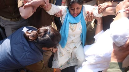 UP: Pallavi Patel clashes with police in Lucknow; police barricade her and she sits on the road in anger; phot