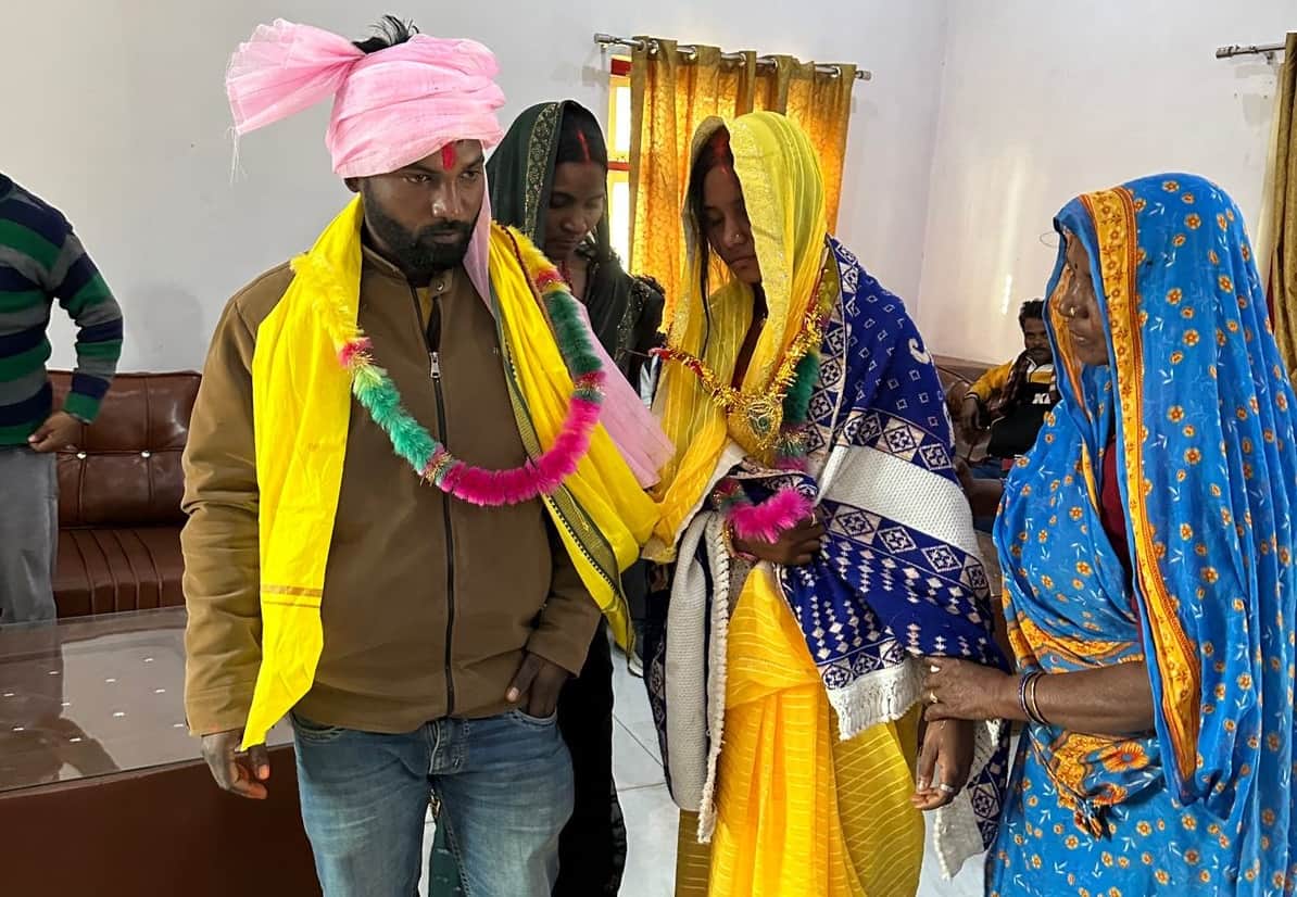 Villagers arranged marriage of lover who come to meet his girlfriend in Deoria