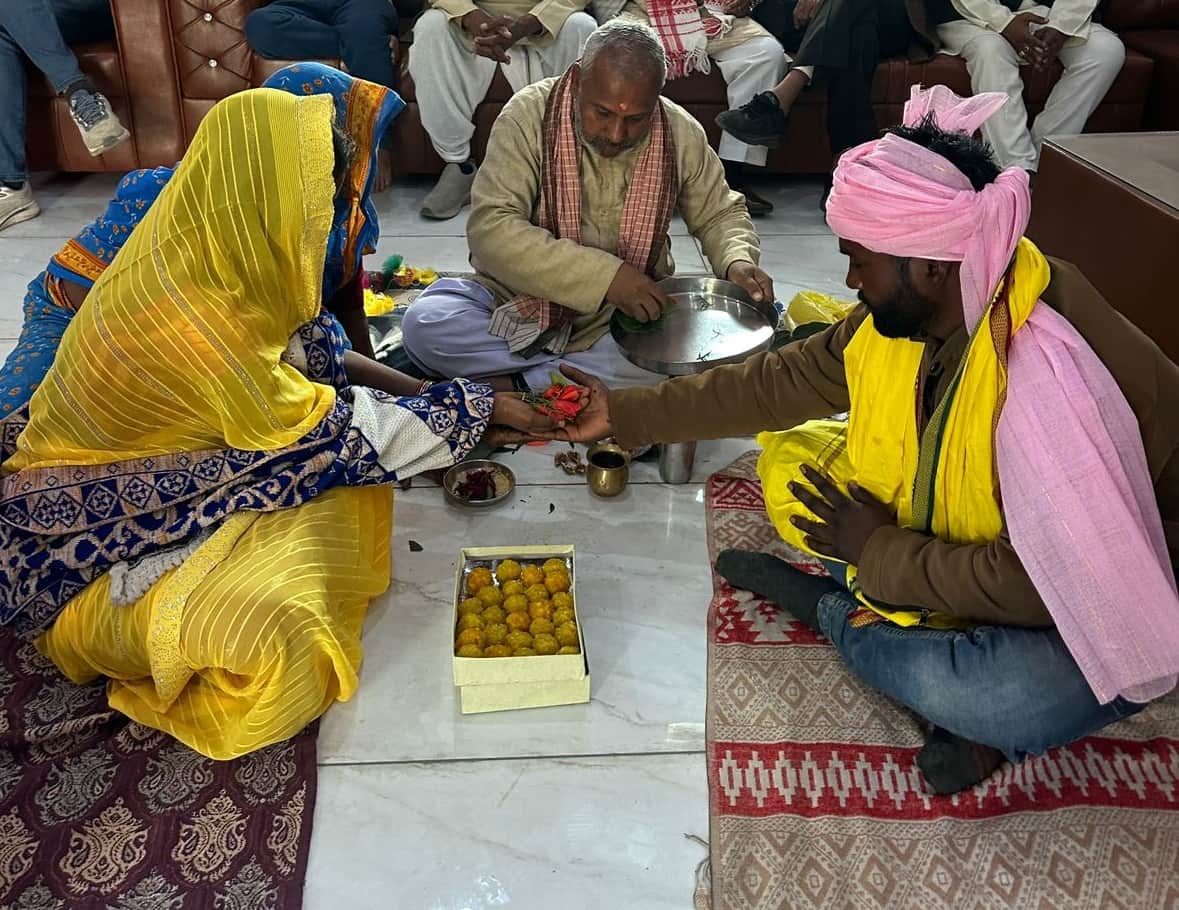 Villagers arranged marriage of lover who come to meet his girlfriend in Deoria