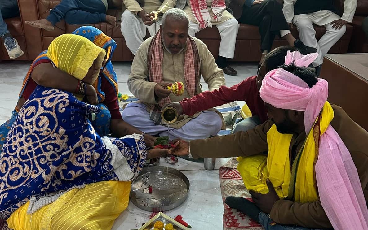 Villagers arranged marriage of lover who come to meet his girlfriend in Deoria
