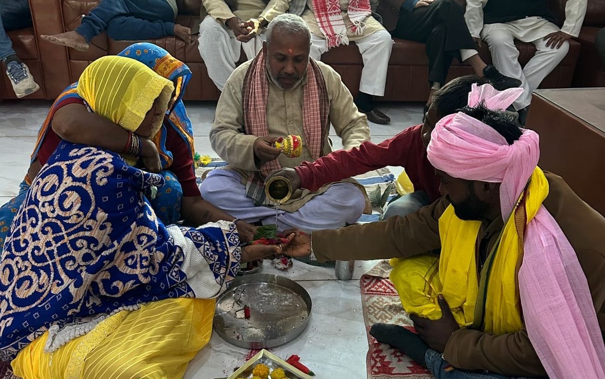 Villagers arranged marriage of lover who come to meet his girlfriend in Deoria
