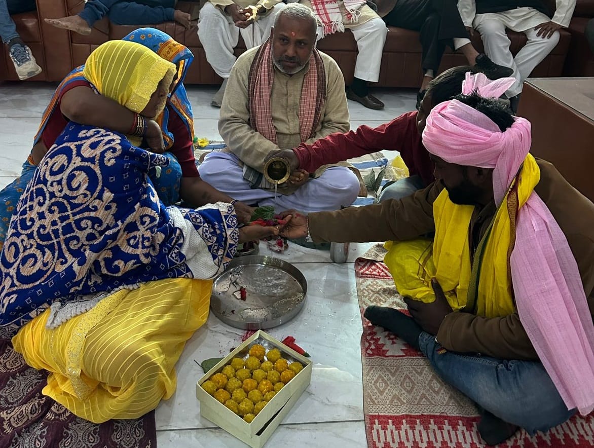Villagers arranged marriage of lover who come to meet his girlfriend in Deoria