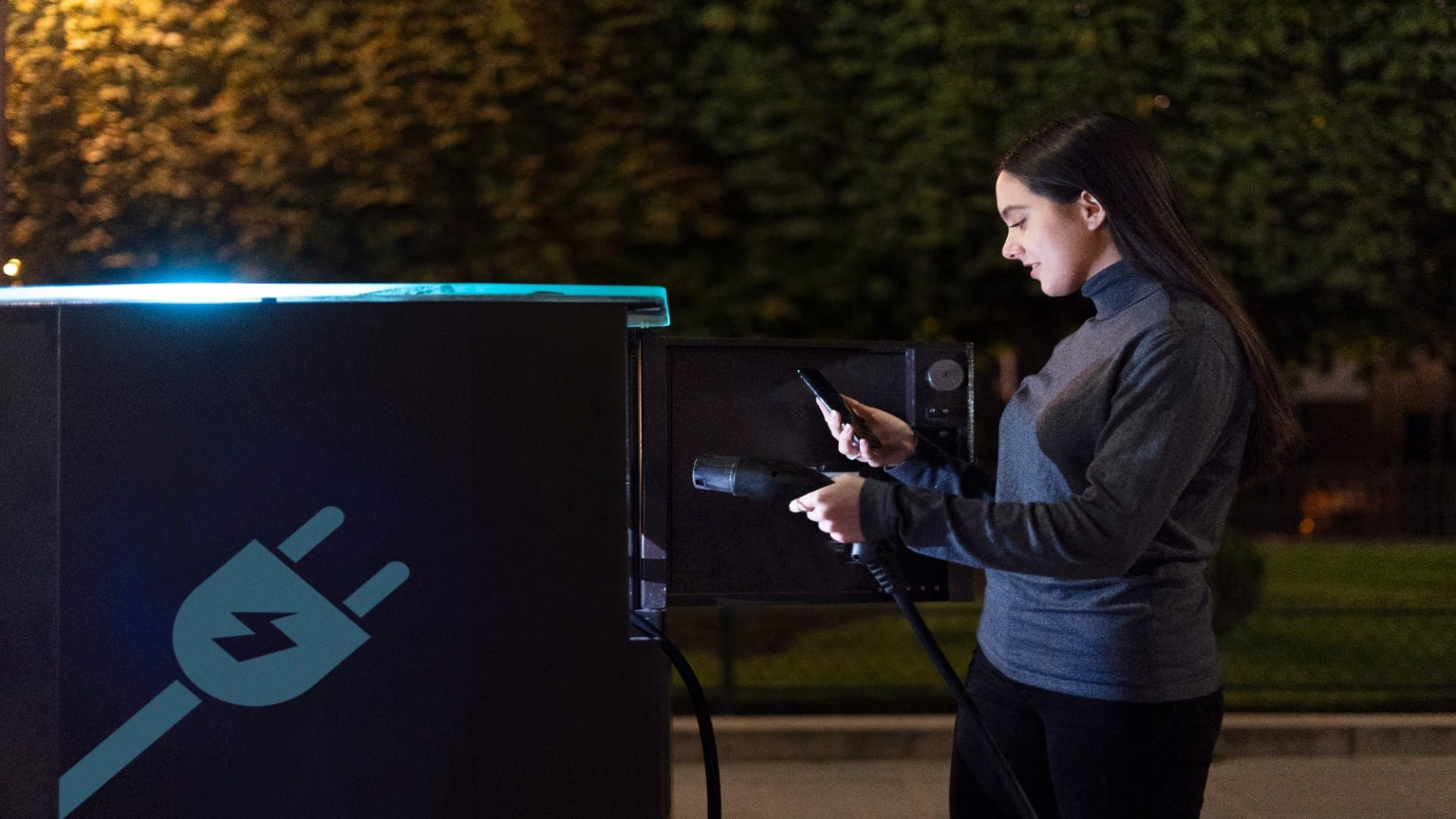 Delhi-NCR EV Charging Crisis: 302% Shortage Points; Govt Hit its 16,000 Target  Year-End?