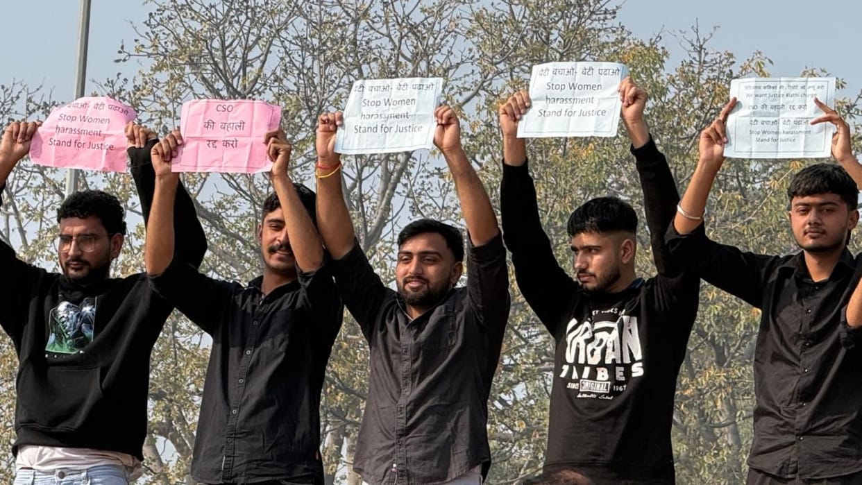 Molestation case at Hisar HAU Students shout slogans in front of Vice Chancellor come wearing black clothes