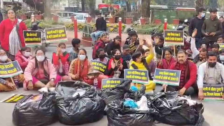 Dehradun: कारगी कूड़ा मैकेनाइज्ड ट्रांसफर स्टेशन के विरोध में उतरी कांग्रेस, धरने पर बैठे कार्यकर्ता