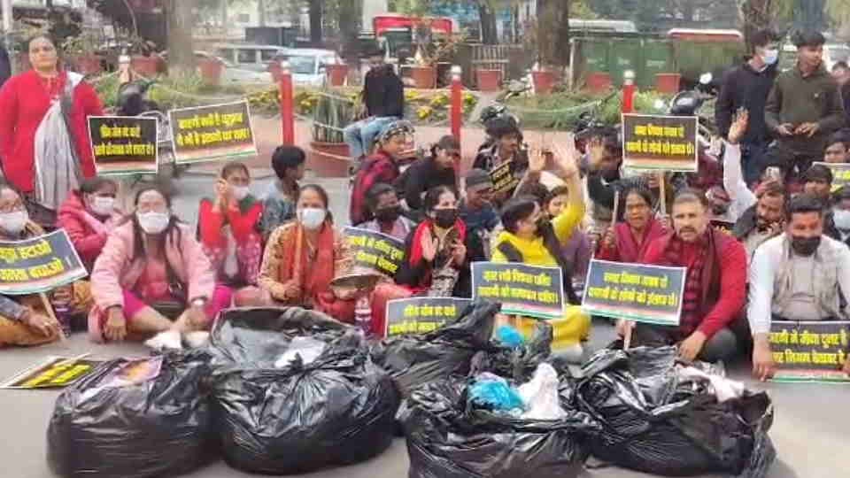 Dehradun: Congress protests against Kargi garbage mechanized transfer station, workers stage protest