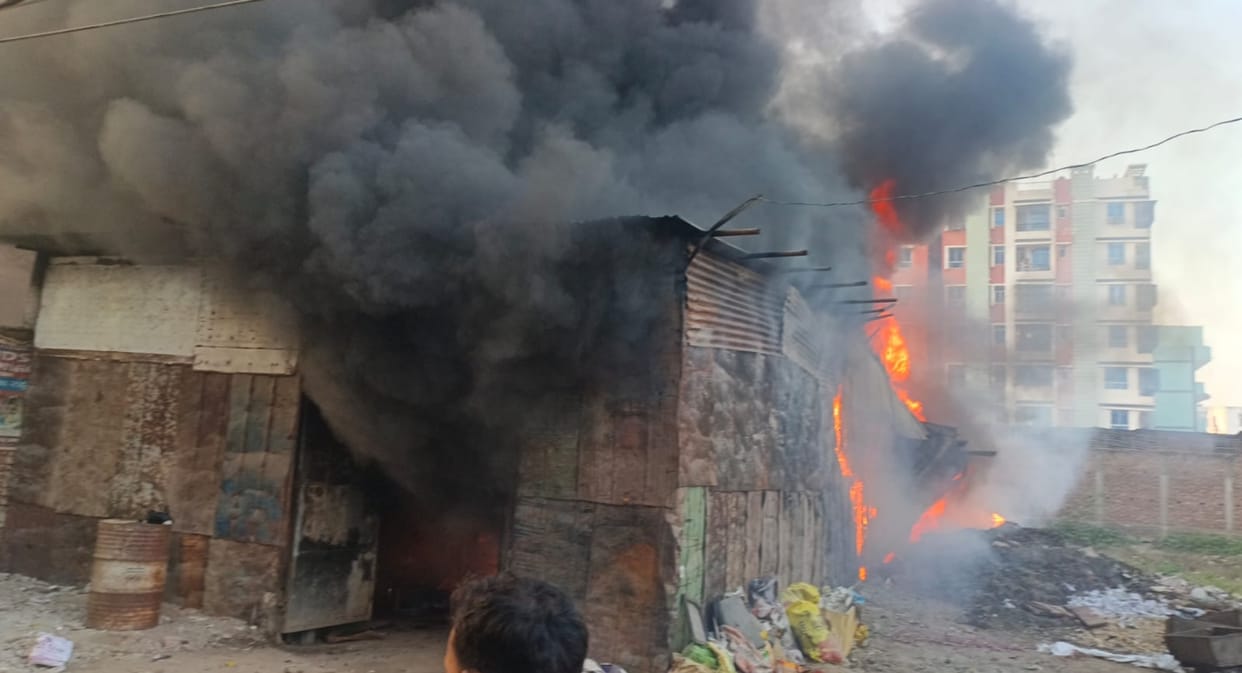 patna city bajrangpuri scrap shop and banquet hall fire incident heavy loss